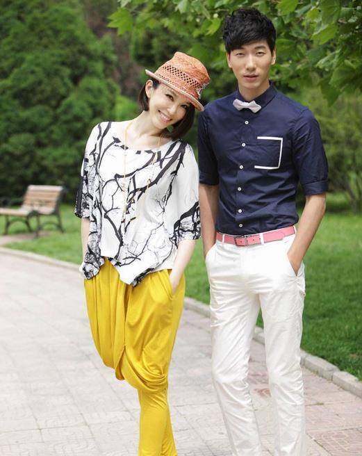 张亮与一女子闲街后去买了钻戒,当时很多人认为该女子是他的"新女友"