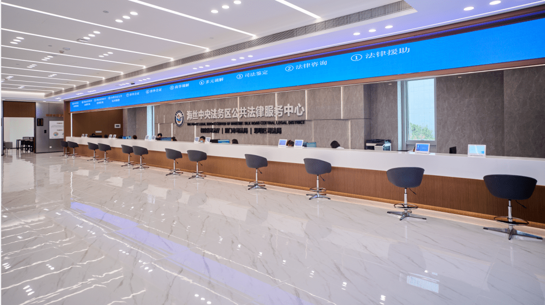 在中心服务大厅,法律咨询,公证,调解,司法鉴定等各类基本公共法律服务