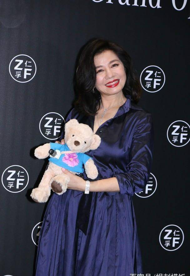 59岁钟楚红出席活动,整个造型非常贵气美艳,风采仍不减当年_因为_樱花