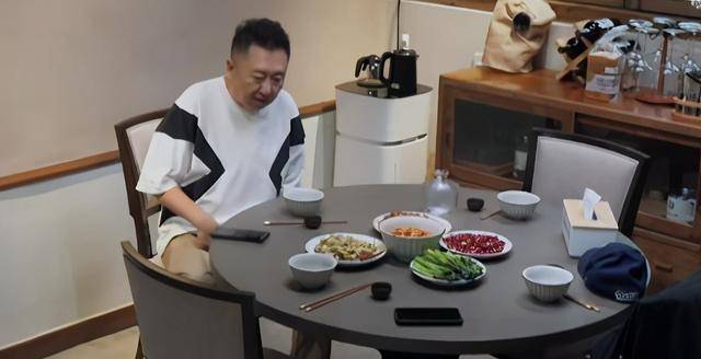 《幸福三重奏》开播:于谦坑娃上热搜,自有妙计哄儿子上幼儿园_孩子