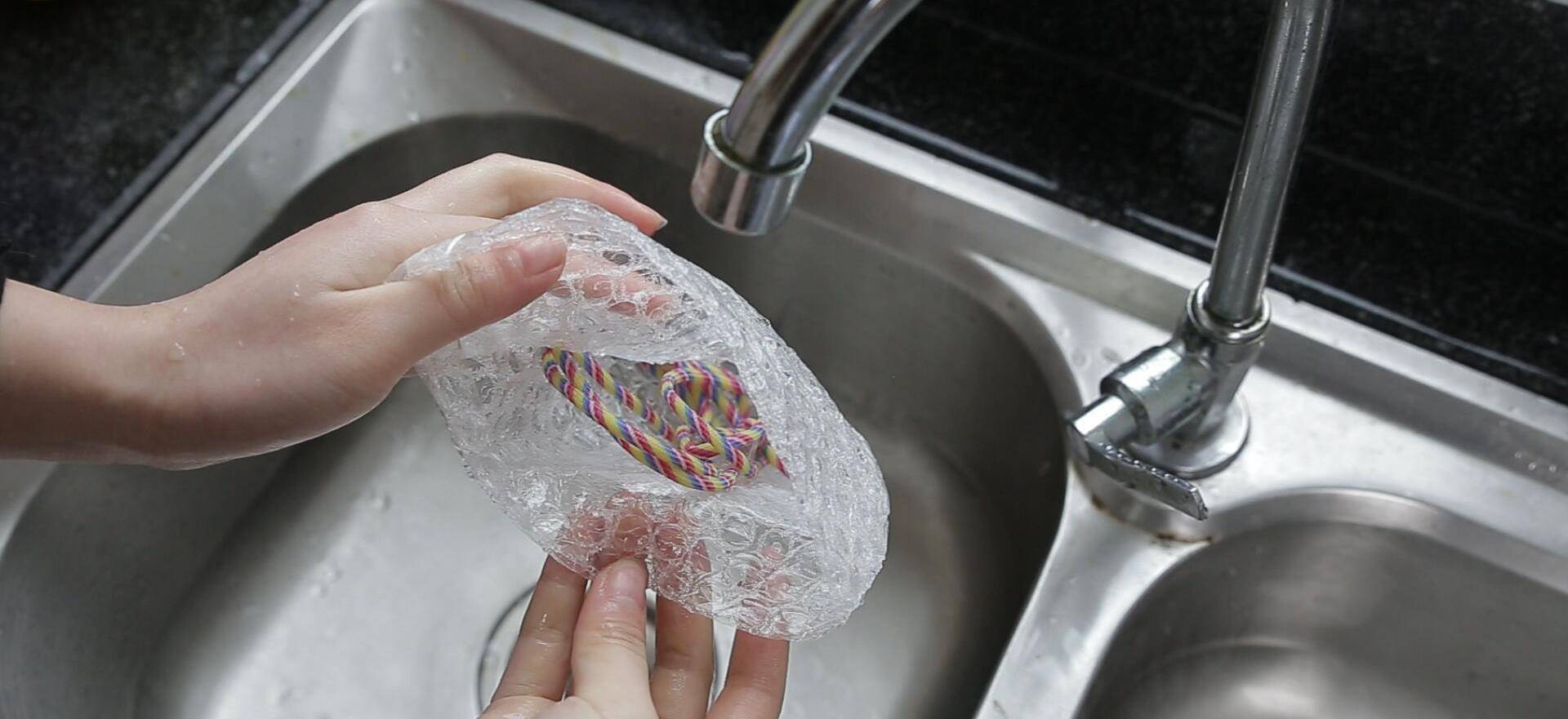 快递里的气泡膜,放到厨房卫生间能干几百块的事,以前扔了太可惜_妙用