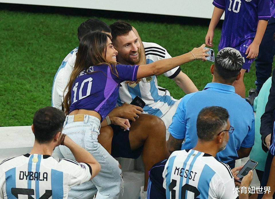 梅西夺冠后全家秀恩爱,妻儿送上幸福爆棚的吻_儿子_安东内拉_世界杯