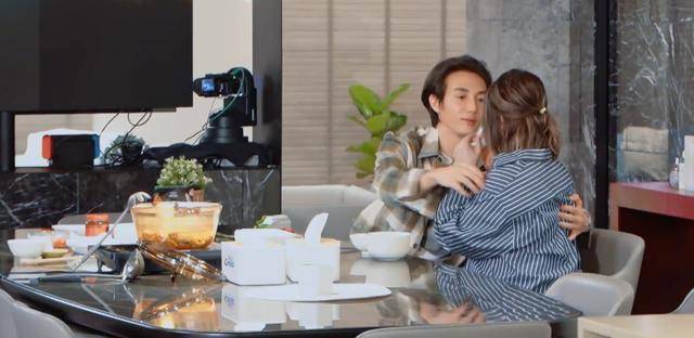 因为萧亚轩的母亲已经去世,对黄皓说要珍惜有妈妈的幸福.