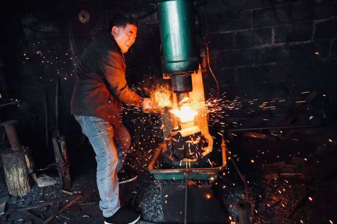 淬火成钢!老铁匠50年的坚守_张发学_生产_学说