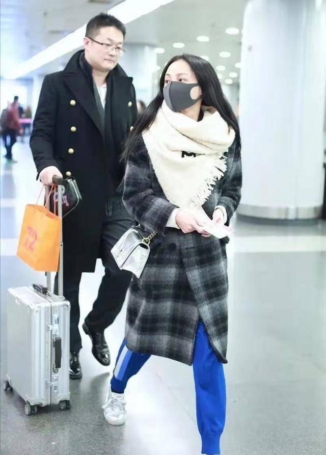 姚笛重获幸福太美,穿毛呢大衣随老公亮相,164身高显得真娇小_时尚