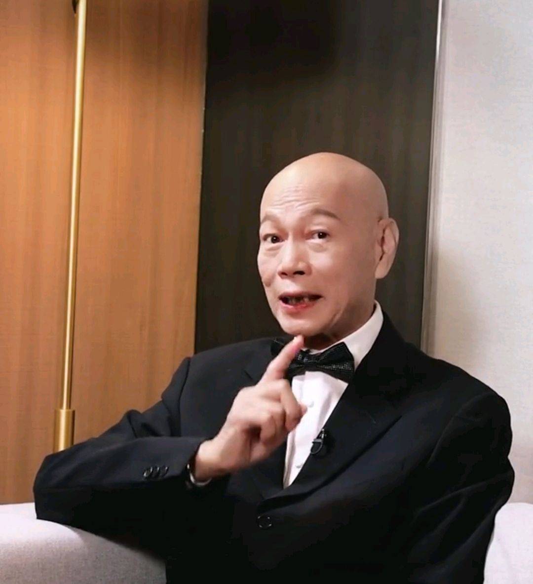 76岁罗家英再唱成名曲,一顶假发年轻10岁,退休后与妻子专注粤剧_only