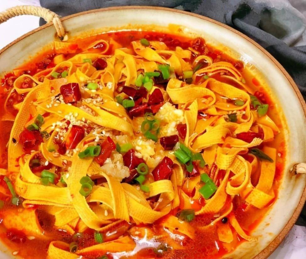 豆皮我们平时吃的都是油炸的,火锅炖的,但是今天我要说的是水煮豆皮