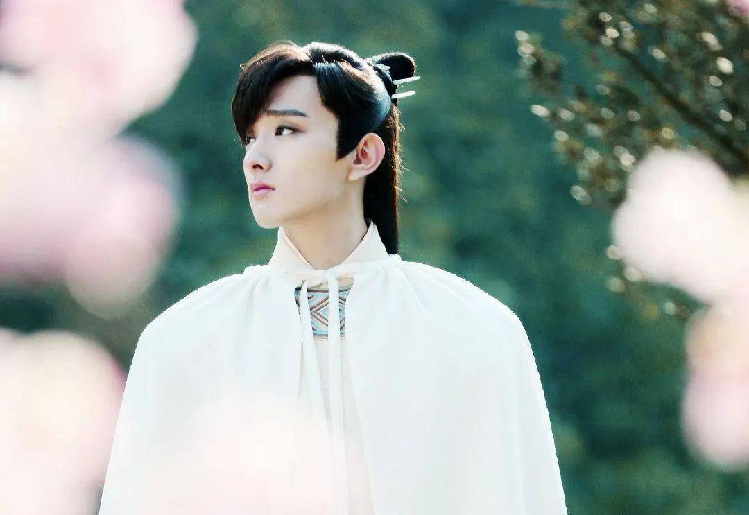 有场原非白和花锦绣的对手戏,气氛非常紧绷,收尾时楷旋回头看了于小彤