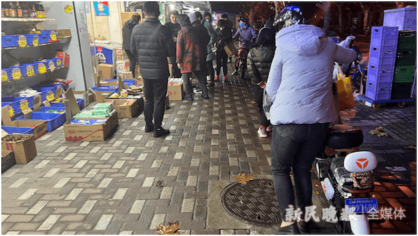 乱设摊摆满人行道 市民呼吁加强整治_周边_刘先生_街道