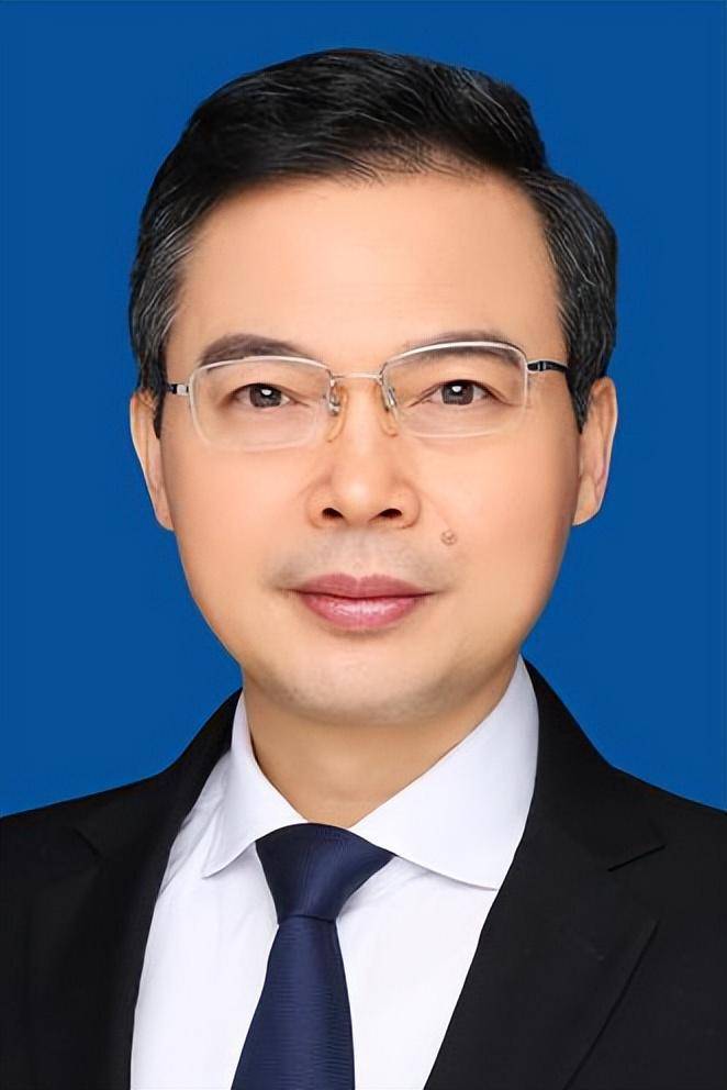 李中简历据安徽省委组织部消息,日前省委决定:李中同