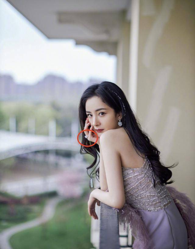 杨幂咖啡厅被搭讪,男生上前要联系方式遭婉拒_明星_不知道_好友