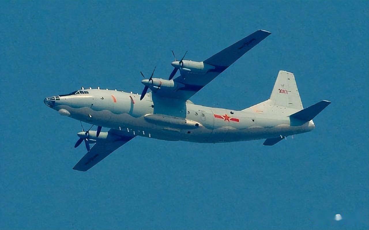 官宣:运20b版空中指挥机亮相,或成为空警3000"共形天线"原型_平台