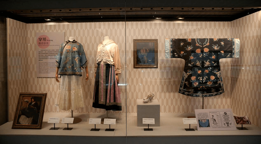 以减少视觉冲击,如将上衣翻领或敞开穿着,将中国传统服饰与西式服装