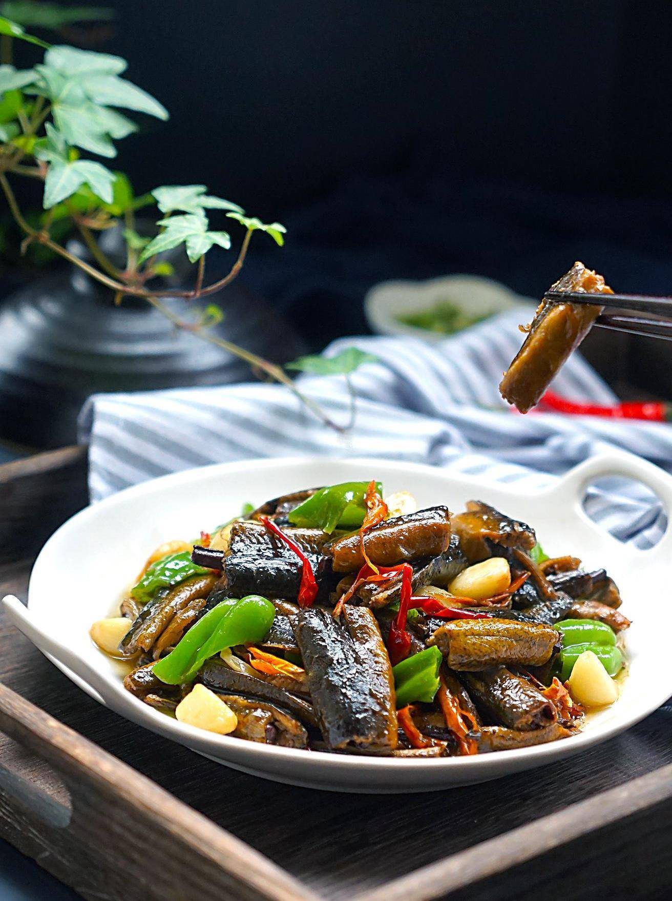 红烧蒜子鳝鱼【食材】黄鳝400克,红干椒25克,酱4克,青椒1个,蒜头8克