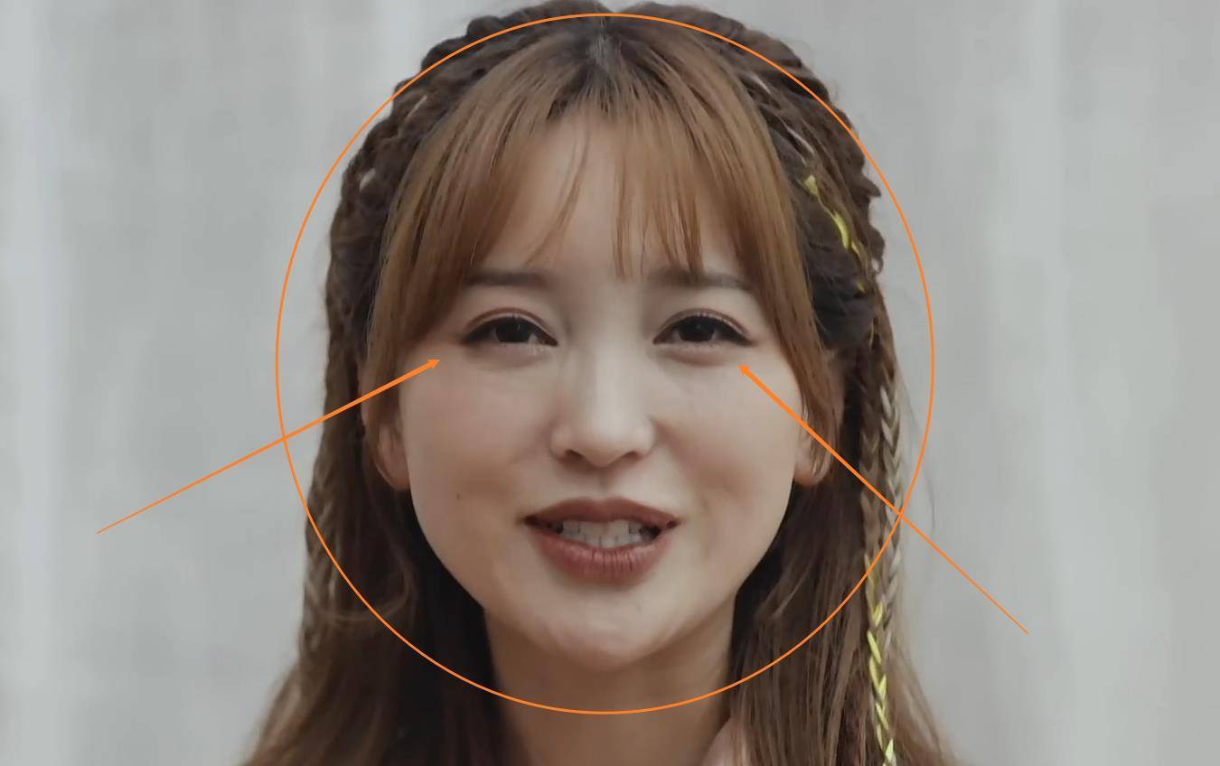 金莎睡觉前素颜出镜,被镜头对准脸部拍,终于相信她已经39岁了_状态