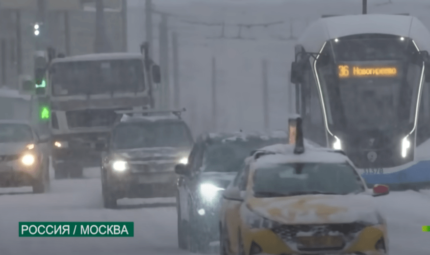 莫斯科遭遇80年来罕见暴风雪！上百趟航班延误或取消_俄语_伏努科沃_俄罗斯