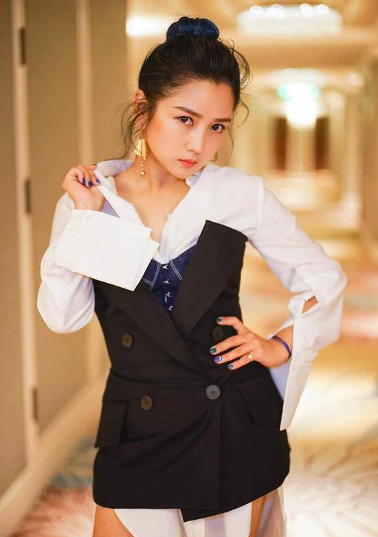 35岁何洁被抓拍,看到身材后,终于知道了什么叫生孩子"毁身材"_运动