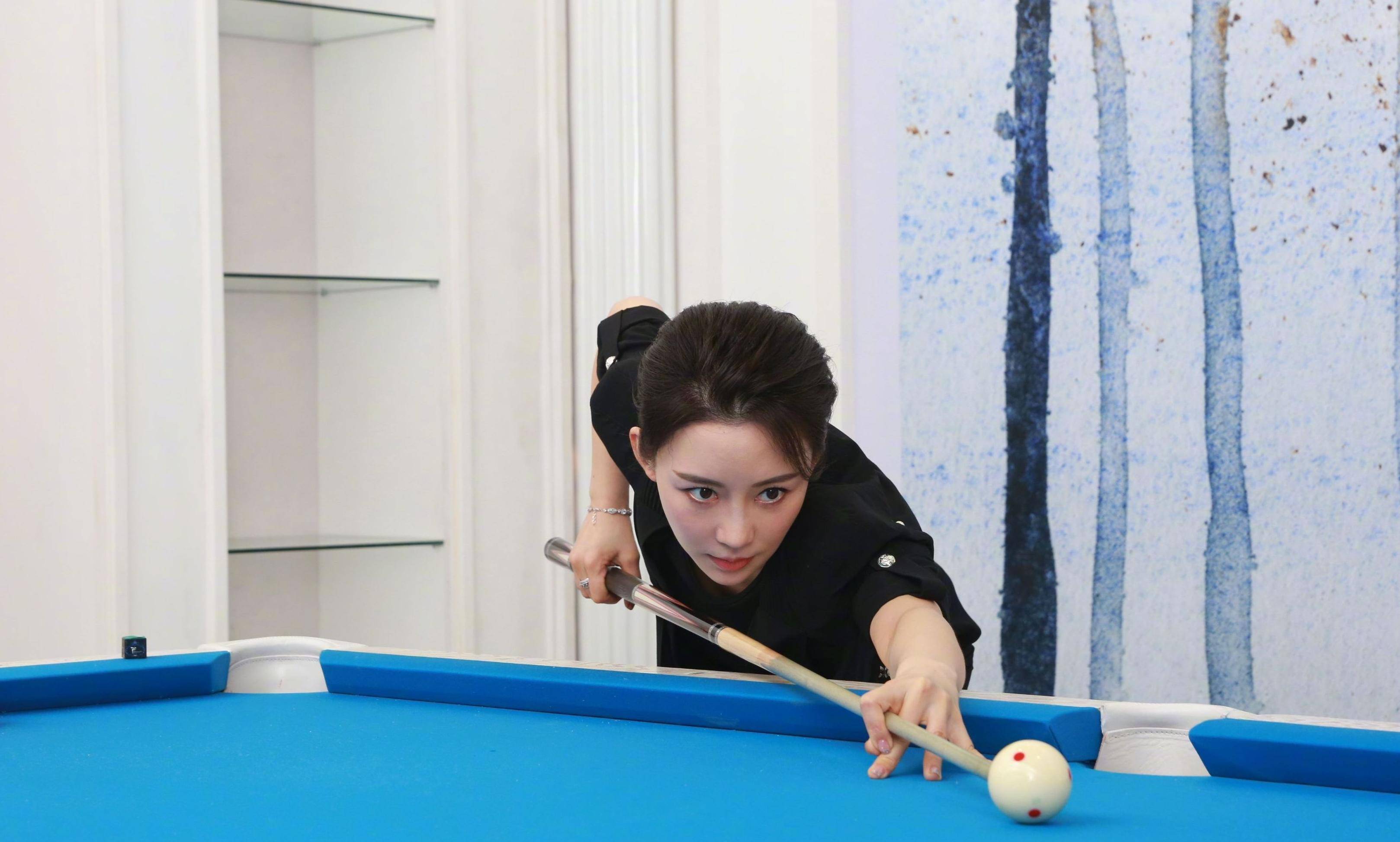 潘晓婷是实打实的体坛美女,身材曲线完美,颜值高,不仅如此,她的台球