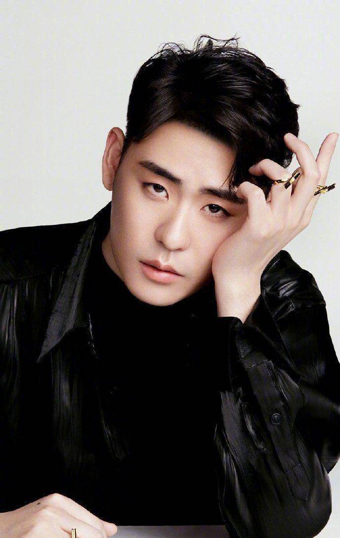 张云雷的这一身黑色西装也是帅气到不行,黑色的外套内搭黑色的时尚