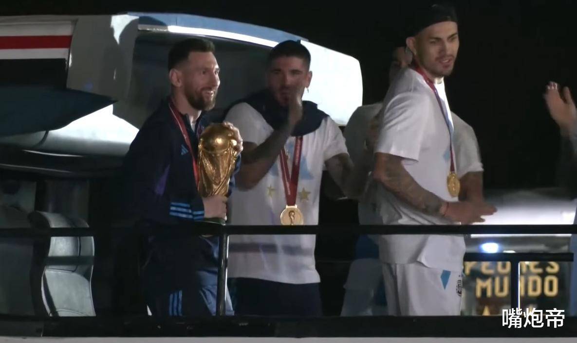 阿根廷冠军游行最重要的5个时刻！梅西地位超越足协主席，劳塔罗抢镜，20万人