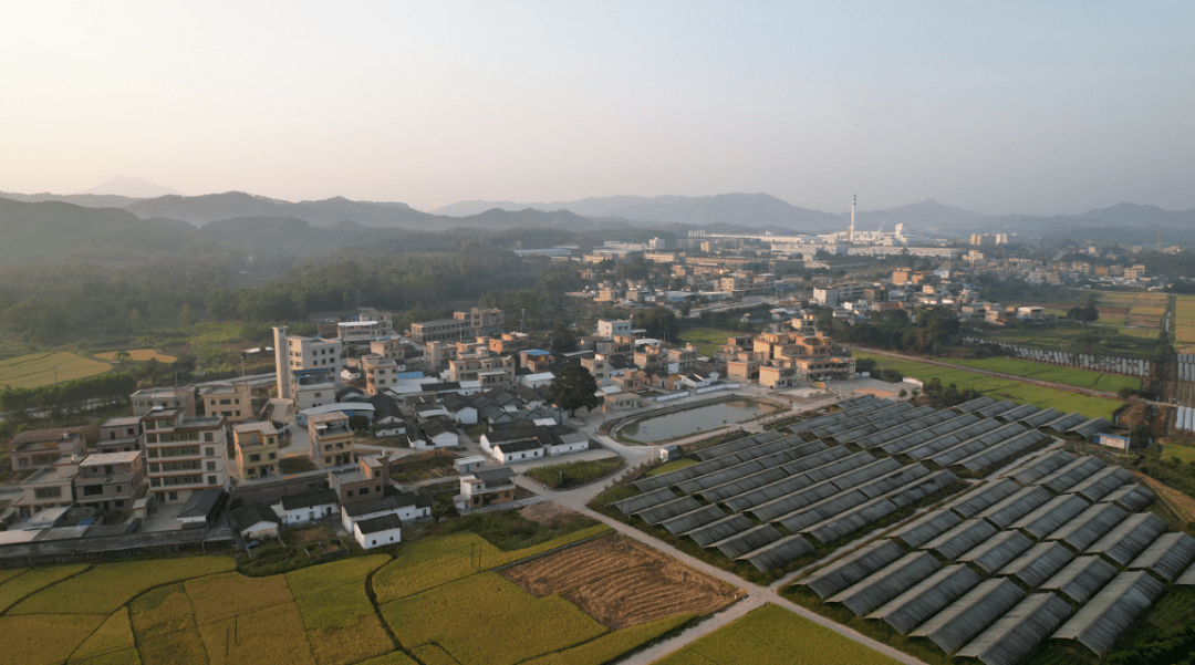 佛冈县迳头镇将"美丽庭院"创建与"幸福积分制"有机结合,以家庭为阵地