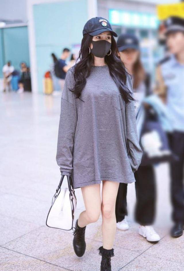 杨幂穿长卫衣打造下衣失踪,再配马丁靴秀长腿,不愧是时髦辣妈_黑色