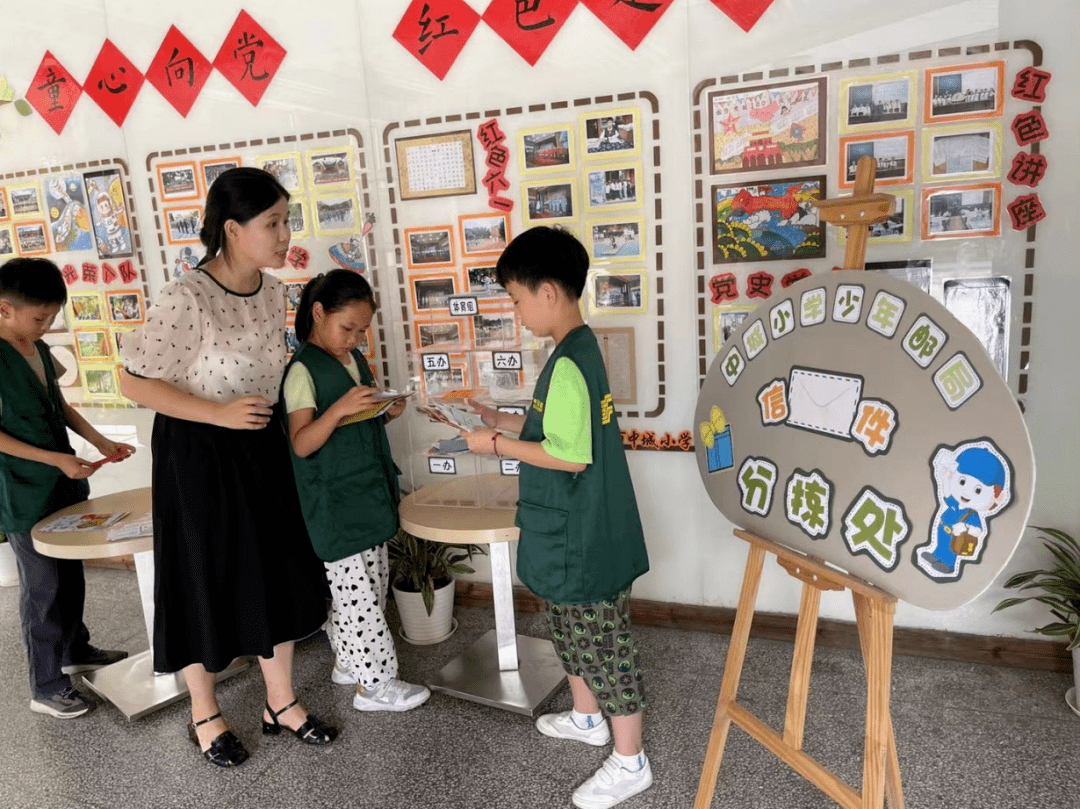 俞宁,女,中共党员,宁波市中城小学校长助理,校内集邮活动辅导老师.