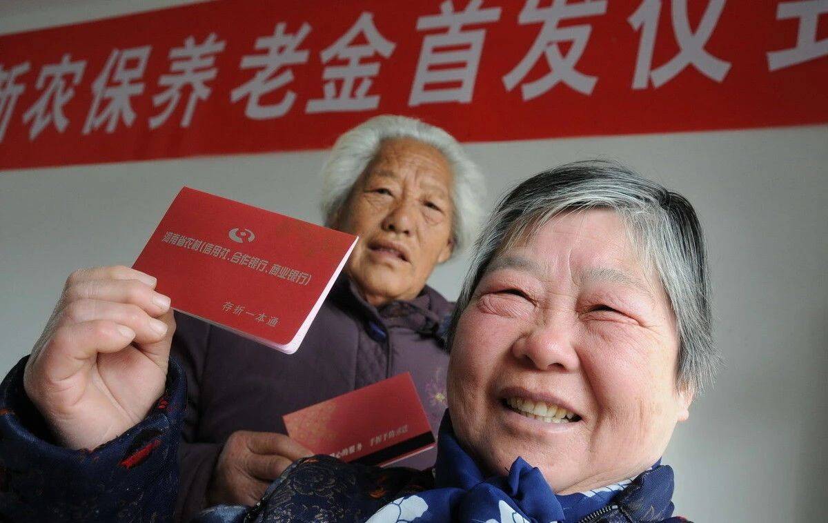 农村养老新消息,交过公粮的农民,每月发400元养老金?国家出手_朋友_政策_保险
