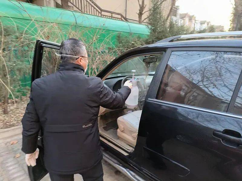 杨先生是金枫儒苑小区的居民,前两天,他生病发烧,吃了退烧药后病情有