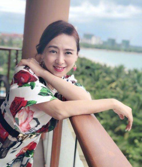 冠军,嫁国外人被嫌弃,二婚嫁健身教练,如今恩爱12年_翁虹_父母_伍伟杰