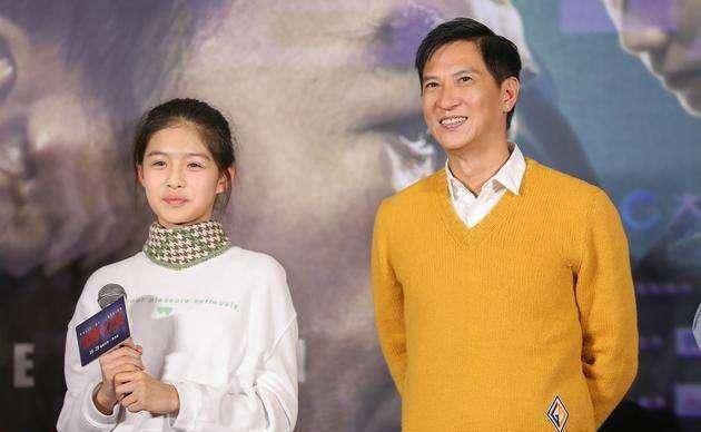 前几日在活动现场,张家辉带着自己女儿张童出席,张童在现场又唱又跳