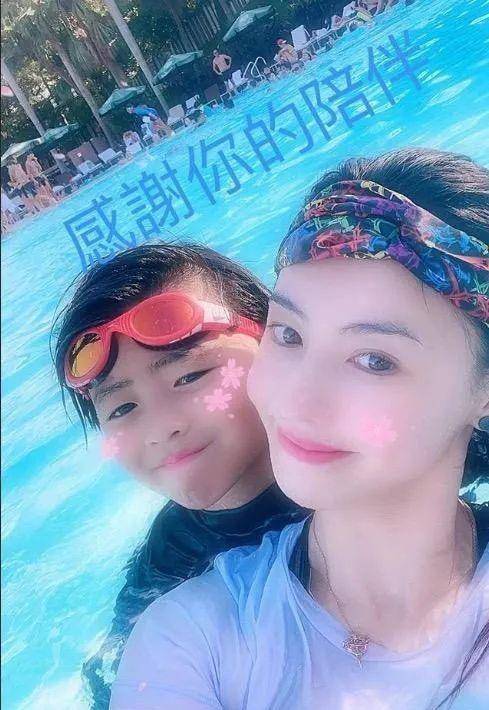 张柏芝晒新照,二儿子挤眉弄眼表情搞怪,露牙大笑越长越像谢霆锋_孩子