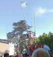 阿根廷阅兵事故不断！球迷跳桥坠落，旗杆被折断，女球迷空手接过旗杆