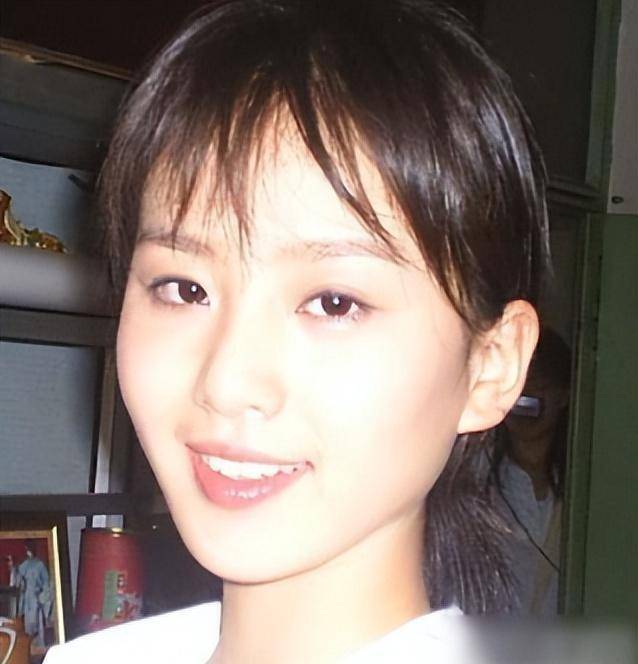 国内"最美校花"排行榜出炉,清华校花引争议,武大吴倩实至名归_毕业