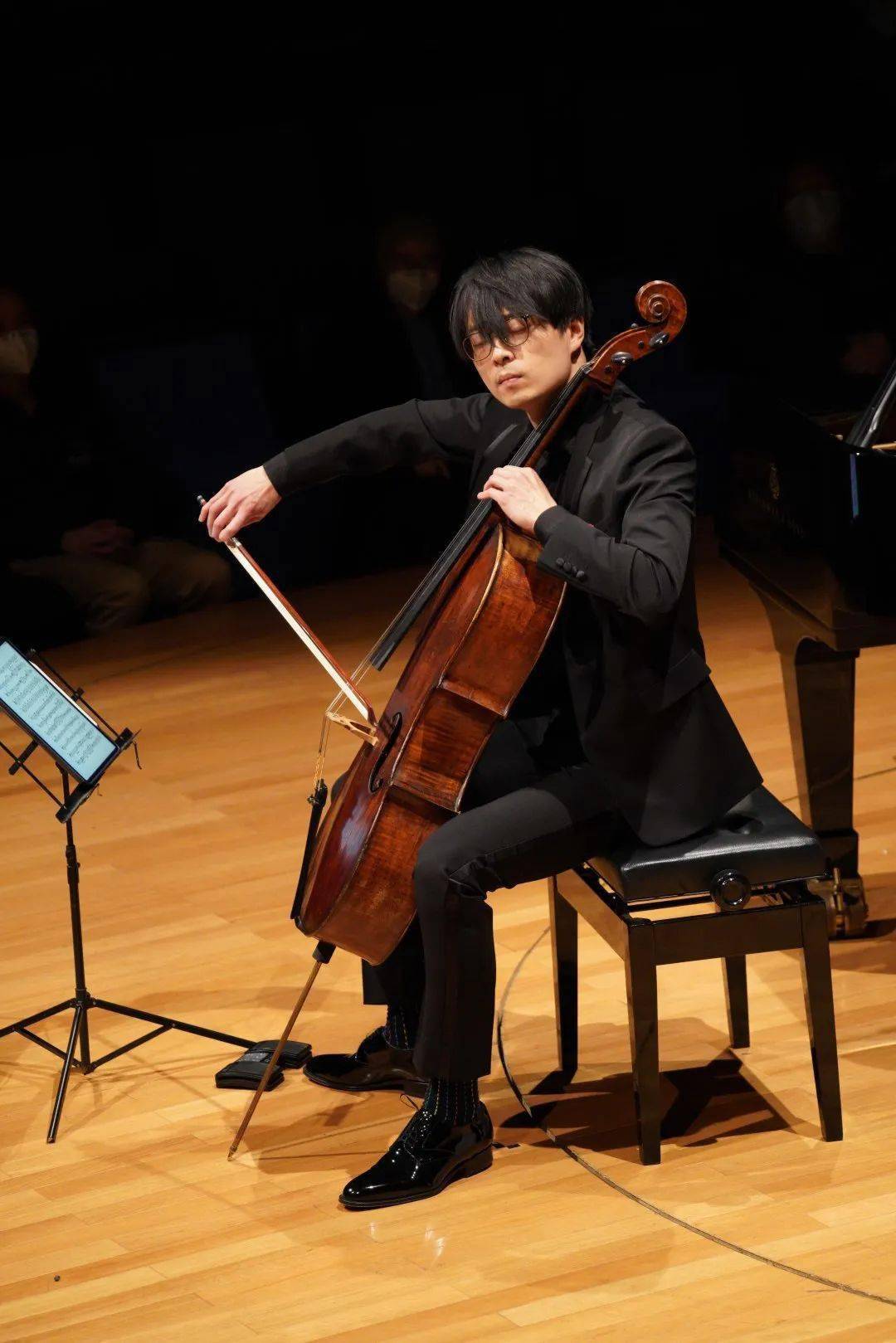 大提琴的王者风范——写在莫漠"东艺"首场独奏音乐会之后_巴赫_组曲