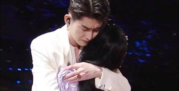 张翰鞠婧祎甜蜜拥抱,翰哥嫌弃表情引热议,手的位置亮了_小鞠_什么