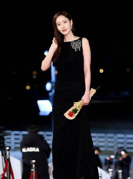 林允儿真够高明的,穿黑色长裙走红毯,正面保守,背后却大有文章_礼服