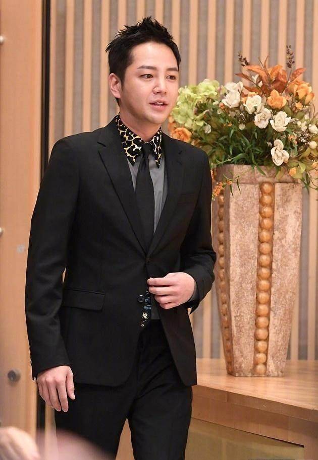 张根硕身穿西装亮相,亚洲王子成沧桑大叔,这几年他经历了太多!