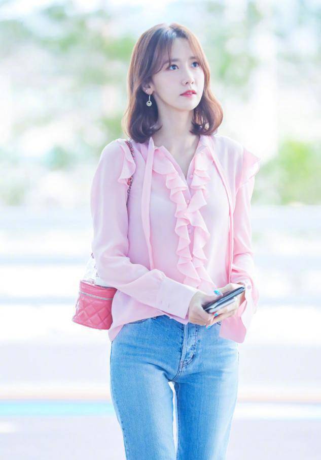 林允儿私服穿搭可盐可甜,x形腿的穿搭技巧,春季这样穿准没错!