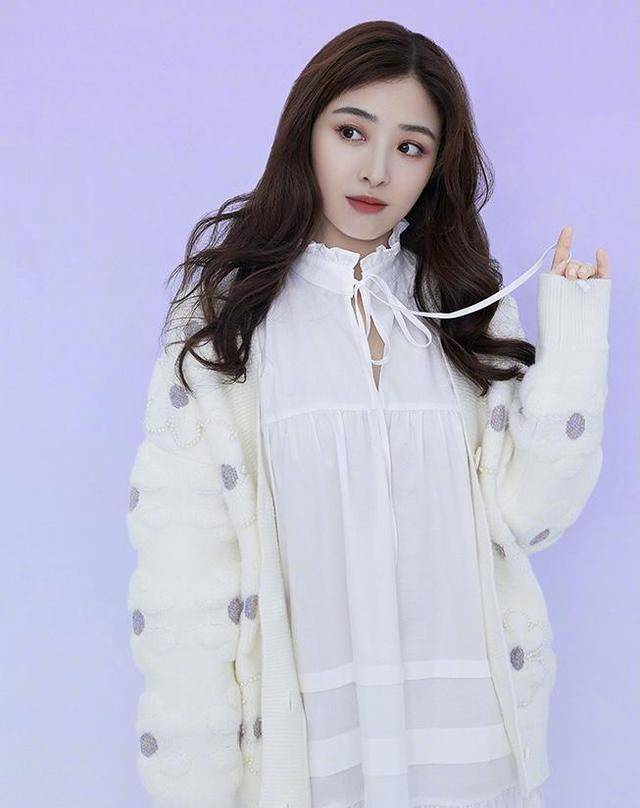 张含韵登《快乐大本营》,蓬蓬裙配短靴,搭配小西装时尚可爱_白色_外套