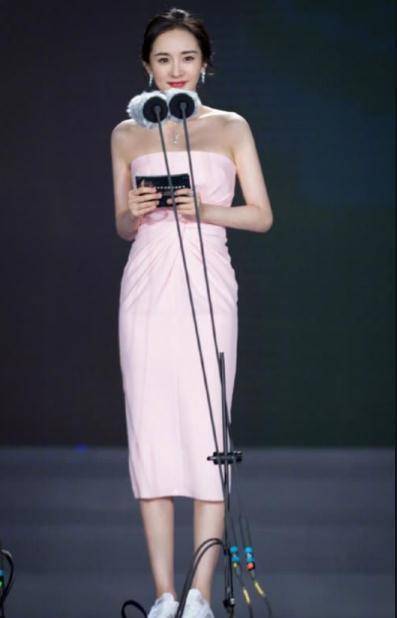 颁奖礼着礼服配小白鞋,竟成为全场亮点_穿着_身材_时尚