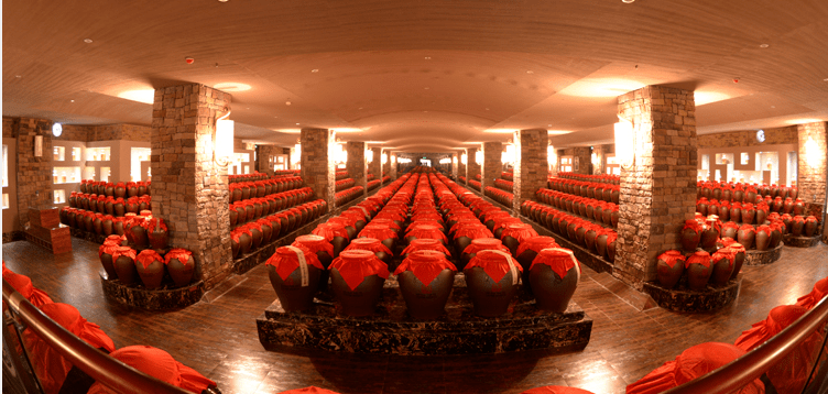 洋河酒厂的31连跨酿酒车间里,拥有7万多个名优酒窖池,1000多个酿酒