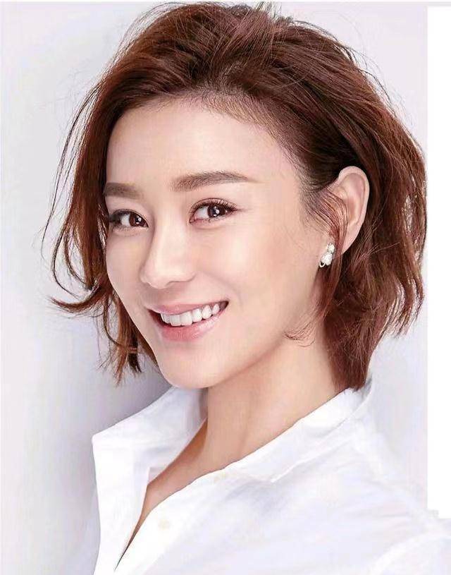 袁姗姗近照五官僵硬,笑起来不自然,网友评论咋撞脸杨幂了_健身_视频