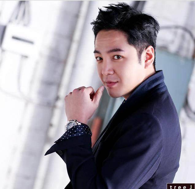 张根硕最新剧照帅得一脸,剪了短发清新感十足,正如回到18岁容颜_样子