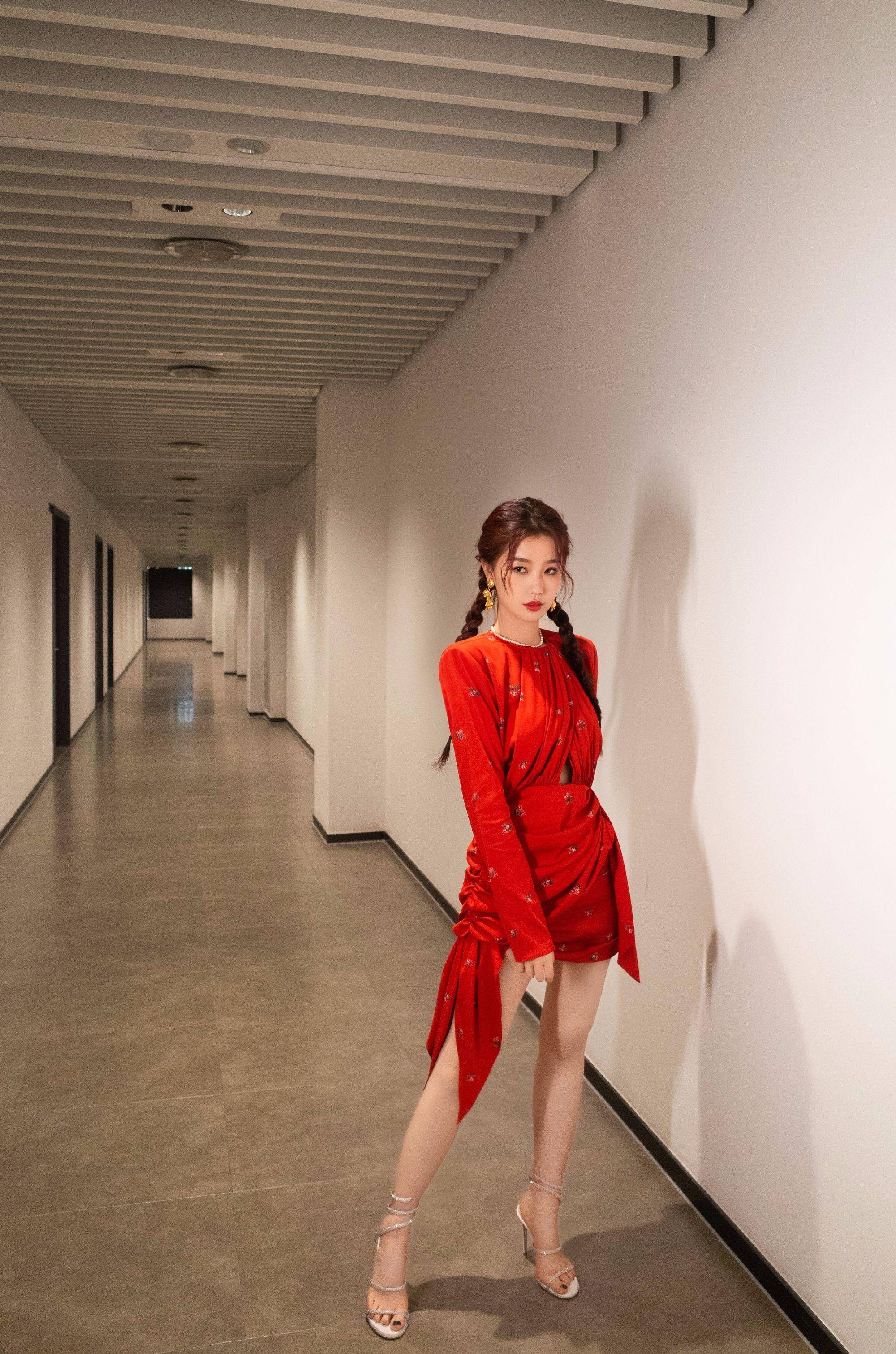 虞书欣牵手蔡国庆,粉色抹身材长摆裙美萌,宛如大叔牵着大侄女_设计