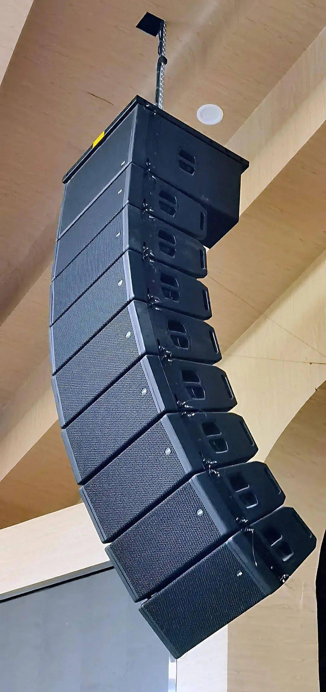 左中右主扩系统采用mission c-210x线阵音箱作为远场及近场主扩声