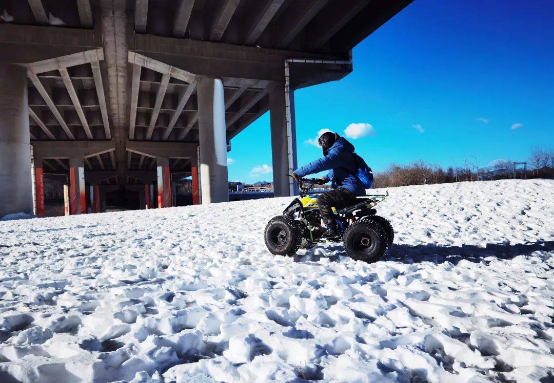 冰場除了冰鞋冰車,還有冰上自行車,狗拉雪橇,冰上漂移車等冰上娛樂