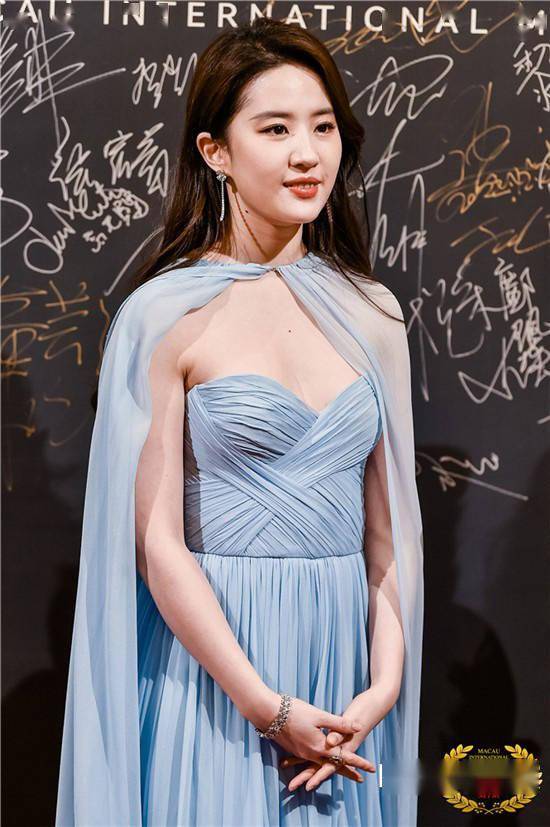 刘亦菲穿蓝色抹胸裙仙气十足 撞衫韩国女星金高银