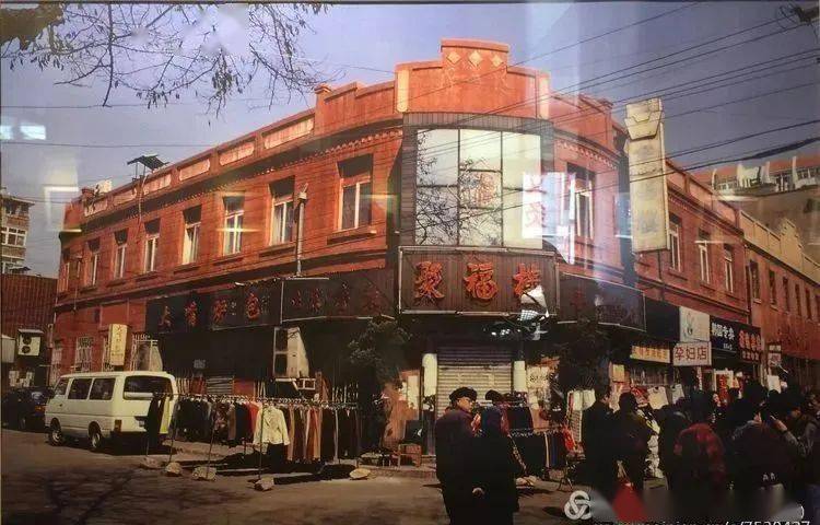 旧货商行等50多家店铺;20世纪80年代,台东三路成为了当时青岛时尚和