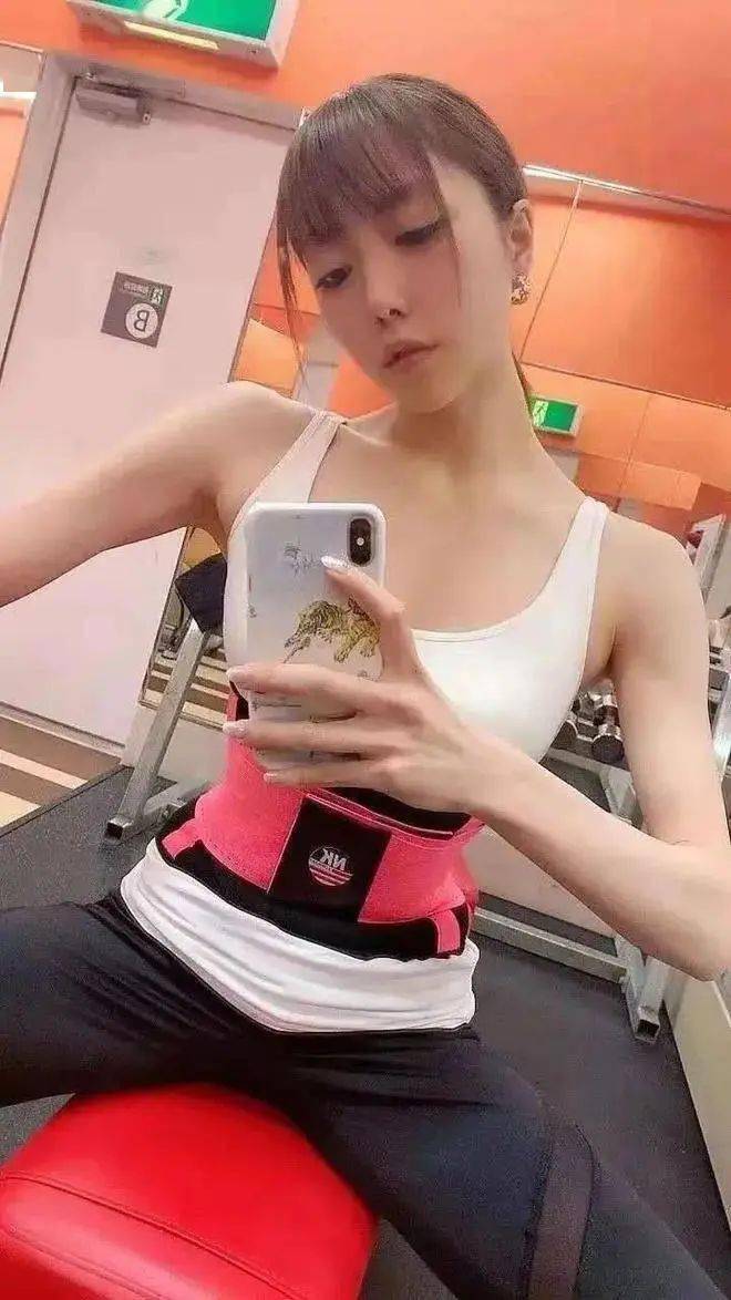 尝试各种健身动作,减脂,增肌通通安排此外,七海蒂娜工作之余还会去